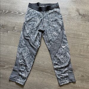 Nike Geometric Black and White capri Leggings SMALL